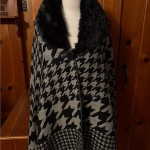 D&Y Lightweight Black and Gray Cape with Faux Fur Collar